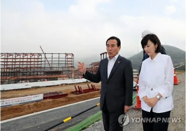 今月９日、平昌五輪の建設現場を訪問した趙允旋（チョ・ユンソン）文化体育観光部長官（右）＝（聯合ニュース）