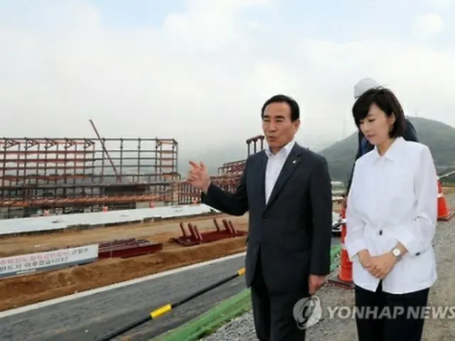 今月９日、平昌五輪の建設現場を訪問した趙允旋（チョ・ユンソン）文化体育観光部長官（右）＝（聯合ニュース）