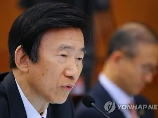 質問に答える尹長官＝２６日、ソウル（聯合ニュース）