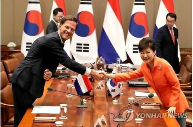 首脳会談で握手する朴槿恵大統領（右）とルッテ首相＝２７日、ソウル（聯合ニュース）