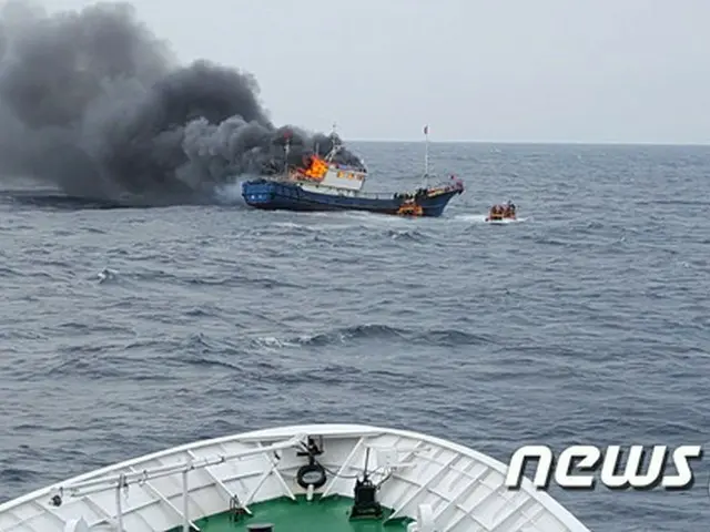 韓国側の排他的経済水域（EEZ）で違法操業をしていた中国漁船で火災が発生し、海上警察が緊急救助をおこなった。