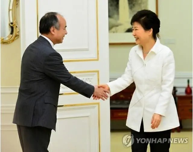 握手を交わす朴大統領（右）と孫氏＝（聯合ニュース）