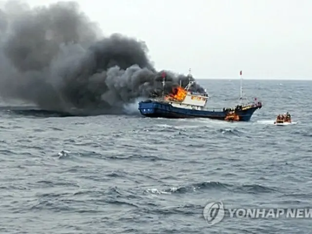 韓国当局の取り締まり中に火災が起きた中国漁船（木浦海洋警備安全署提供）＝（聯合ニュース）