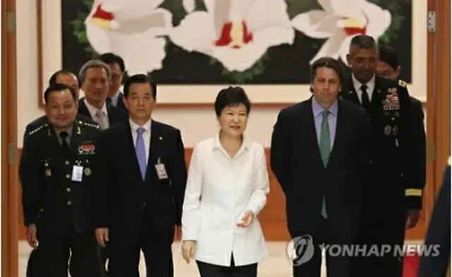 昼食会会場に向かう朴大統領（中央）と出席者＝３０日、ソウル（聯合ニュース）