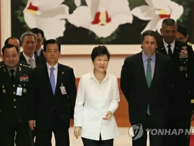 昼食会会場に向かう朴大統領（中央）と出席者＝３０日、ソウル（聯合ニュース）