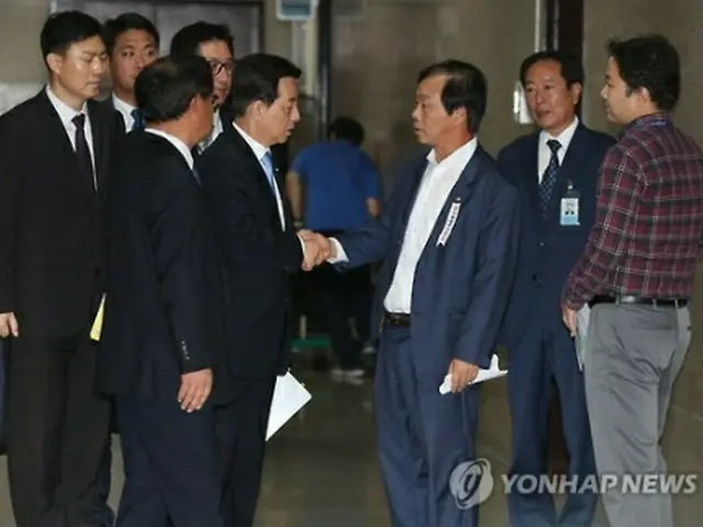 国会を訪れた韓長官（右から４人目）＝３０日、ソウル（聯合ニュース）