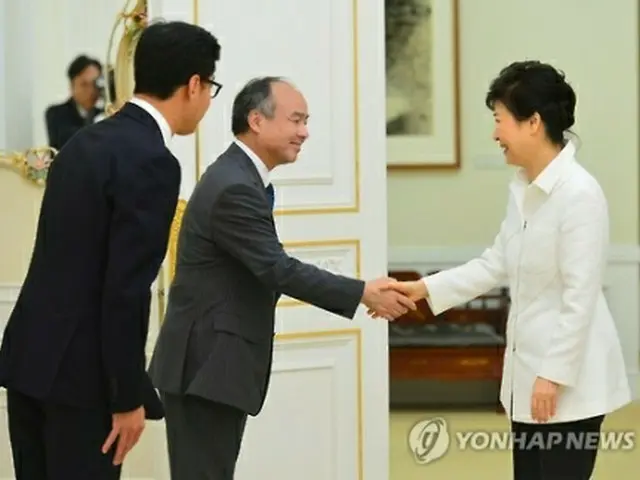 握手を交わす朴大統領（右）と孫社長＝３０日、ソウル（聯合ニュース）