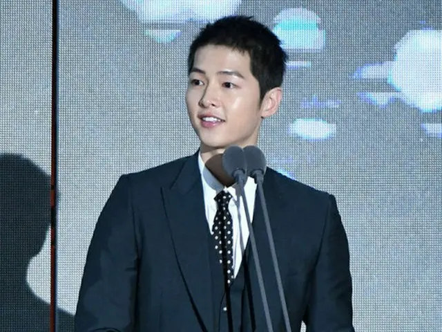 韓国俳優ソン・ジュンギ（31）が「DMCフェスティバル 2016 APAN STAR AWARDS」で大賞を受賞し、ドラマ「太陽の末裔」が5冠王に輝く最多受賞作品となった。