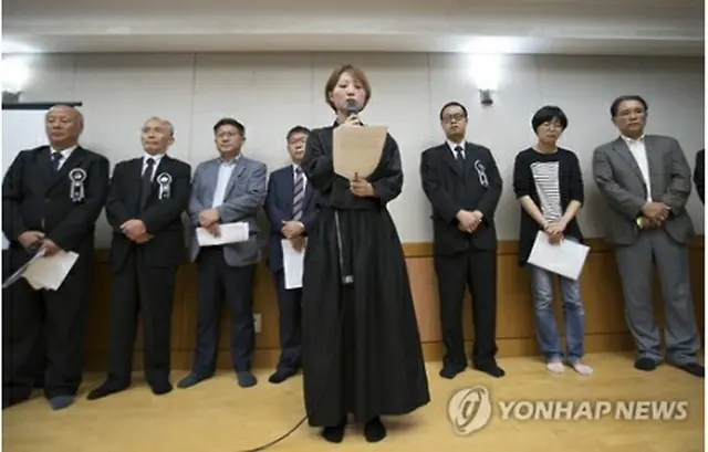 ソウル大病院で開かれた記者会見で遺族の立場を説明するペク氏の娘＝３日、ソウル（聯合ニュース）