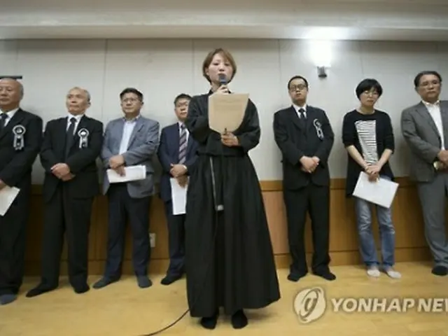 ソウル大病院で開かれた記者会見で遺族の立場を説明するペク氏の娘＝３日、ソウル（聯合ニュース）