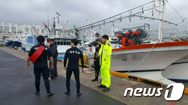 強い台風18号が韓国・済州（チェジュ）を通過していた5日午前7時4分頃、済州市健入洞（コニプトン）近隣漁港の漁船から男性Aさんが海に転落する事故が発生した。