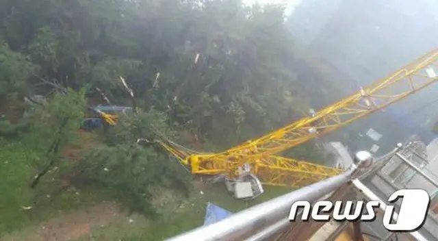 韓国・釜山（プサン）に接近している台風18号による強風で、2階から落下した90歳の女性が、また工事現場の大型クレーンが倒れ宿所で休んでいた勤労者1人が死亡した。