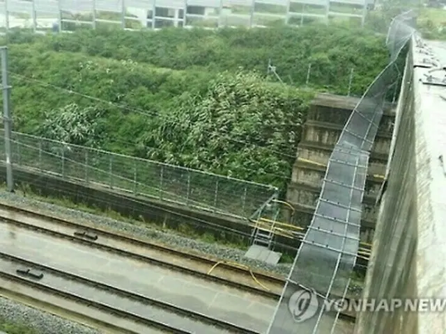 フェンスが落ちた蔚山駅付近の線路（コレール提供）＝５日、蔚山（聯合ニュース）