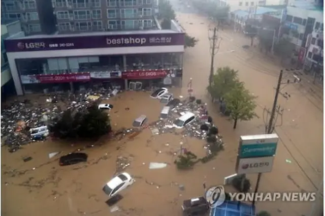 道路が冠水した蔚山市内＝５日、蔚山（聯合ニュース）