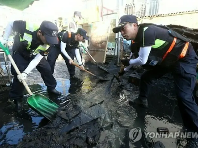 蔚山市内で復旧作業にあたる義務警察＝６日、蔚山（聯合ニュース）