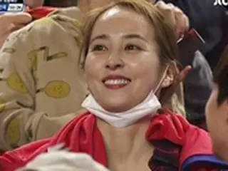 女優ハン・ヘジン、代表戦を生観戦＝”先制ゴール”の夫キ・ソンヨンはハートセレモニー