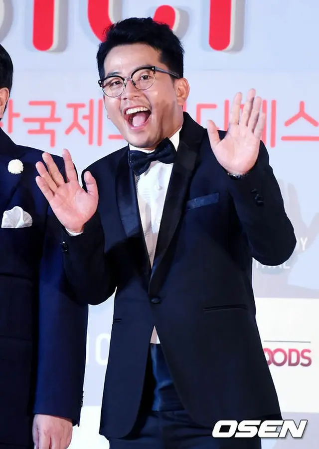 韓国お笑い芸人キム・ジュンホがJDBエンターテインメントと専属契約を締結した。