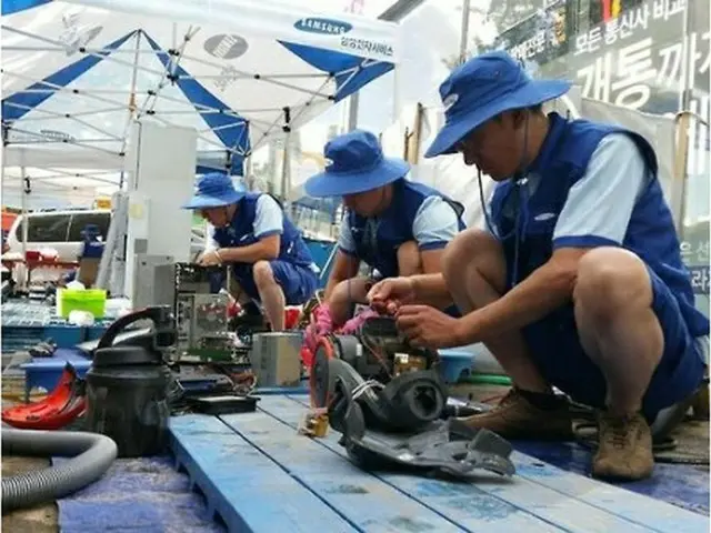 無償修理を行うサムスン電子のサービスチーム＝（聯合ニュース）