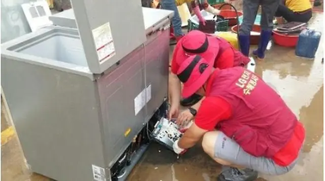修理を行うＬＧ電子関係者＝（聯合ニュース）
