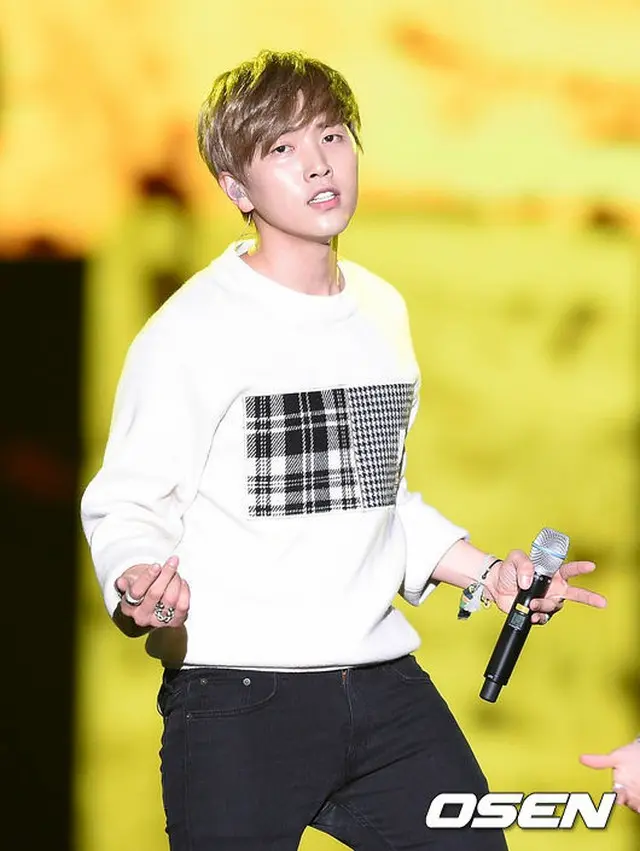 韓国アイドルグループ「B1A4」のサンドゥルが、高熱により音楽番組「ユ・ヒヨルのスケッチブック」の収録に参加できず、同じメンバーのジニョンが代打を務めたという。（提供:OSEN）