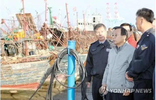 拿捕された中国漁船を見渡す李代表（右から２人目）＝１２日、仁川（聯合ニュース）