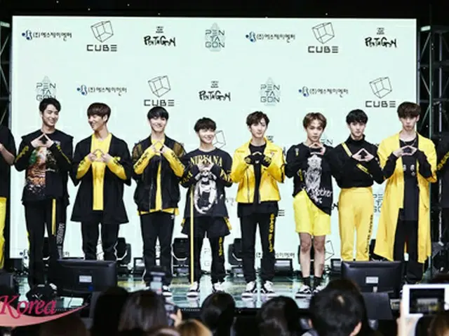 「PENTAGON」左からウソク、ユウト、ホンソク、キノ、ジノ、フイ、イドン、ヨウォン、シンウォン、イェンアン