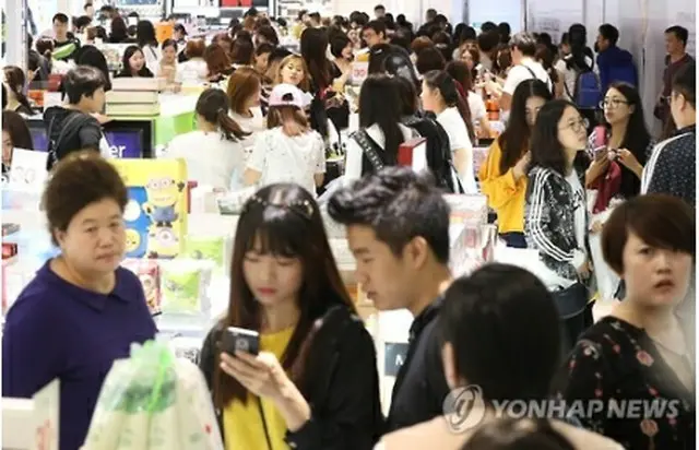 ２０～３０代の中国人観光客でにぎわうソウル市内の免税店＝（聯合ニュース）