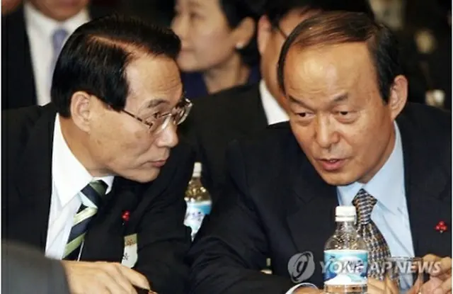 ２００７年当時の宋旻淳氏（右）と金万福氏＝（聯合ニュース）