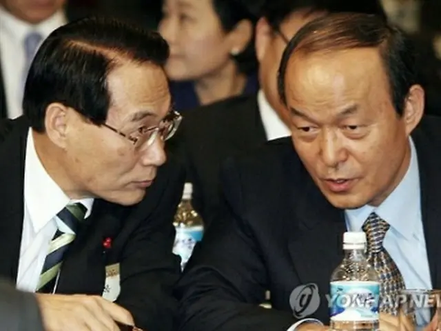 ２００７年当時の宋旻淳氏（右）と金万福氏＝（聯合ニュース）