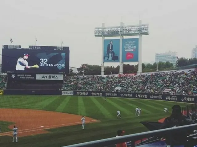 女優ファン・ジョンウム、夫イ・ヨンドンとプロ野球プレーオフ観戦（提供:news1）