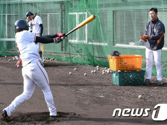 ＜韓国プロ野球＞ハンファ、キム・ジェヒョン（写真右）・日本人コーチ3人が退団（提供:news1）