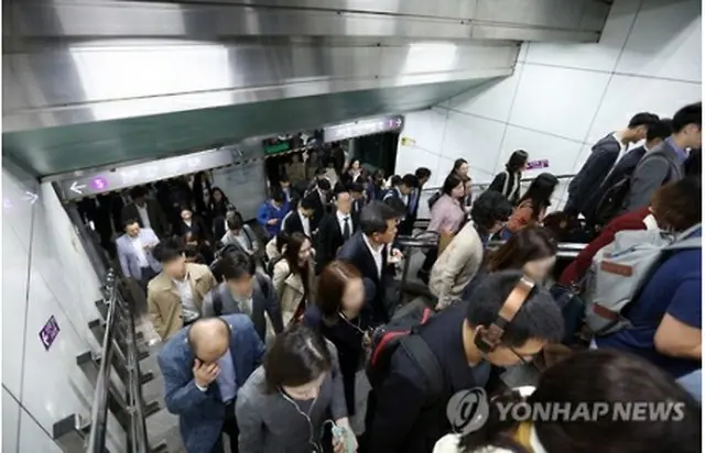 市民で混み合う地下鉄５号線の光化門駅＝１９日、ソウル（聯合ニュース）