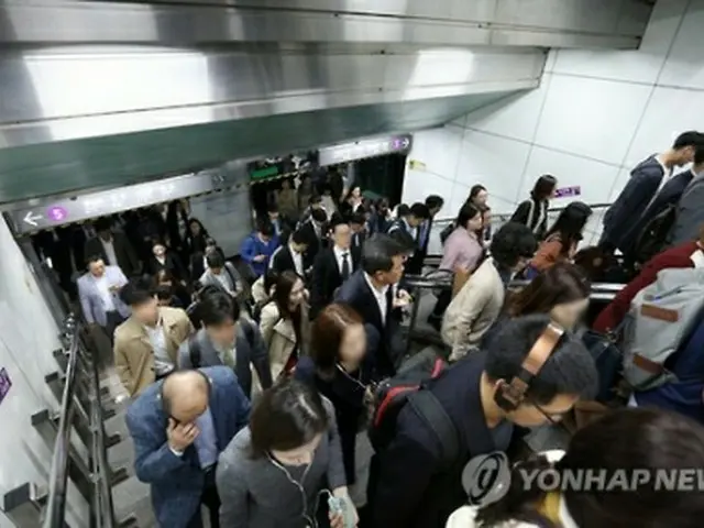 市民で混み合う地下鉄５号線の光化門駅＝１９日、ソウル（聯合ニュース）