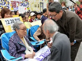 日本人の元大学教授、元慰安婦の韓国人女性へ”ひざまずき謝罪”