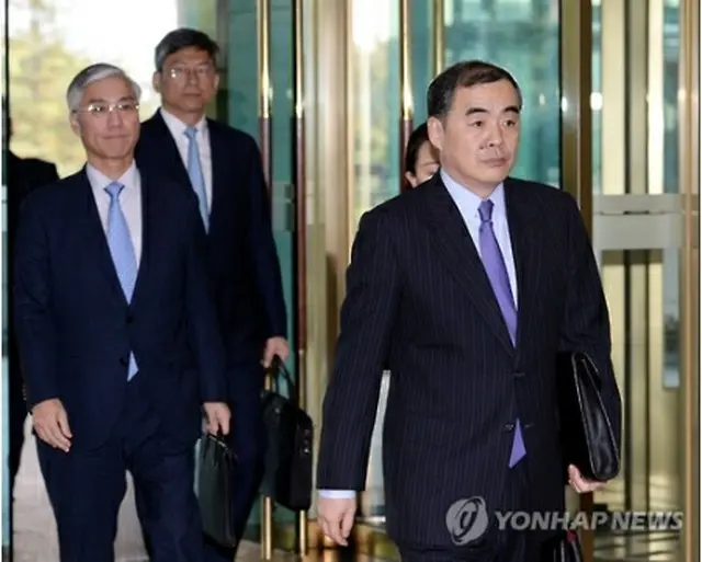 外交部庁舎に入る中国外務省の孔鉉佑次官補＝１９日、ソウル（聯合ニュース）