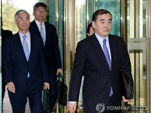 外交部庁舎に入る中国外務省の孔鉉佑次官補＝１９日、ソウル（聯合ニュース）