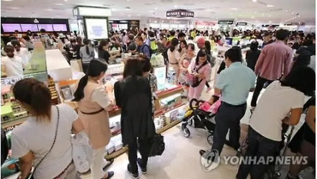 買物客でにぎわうソウル市内の免税店（資料写真）＝（聯合ニュース）