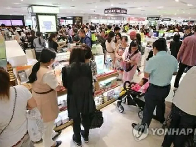 買物客でにぎわうソウル市内の免税店（資料写真）＝（聯合ニュース）