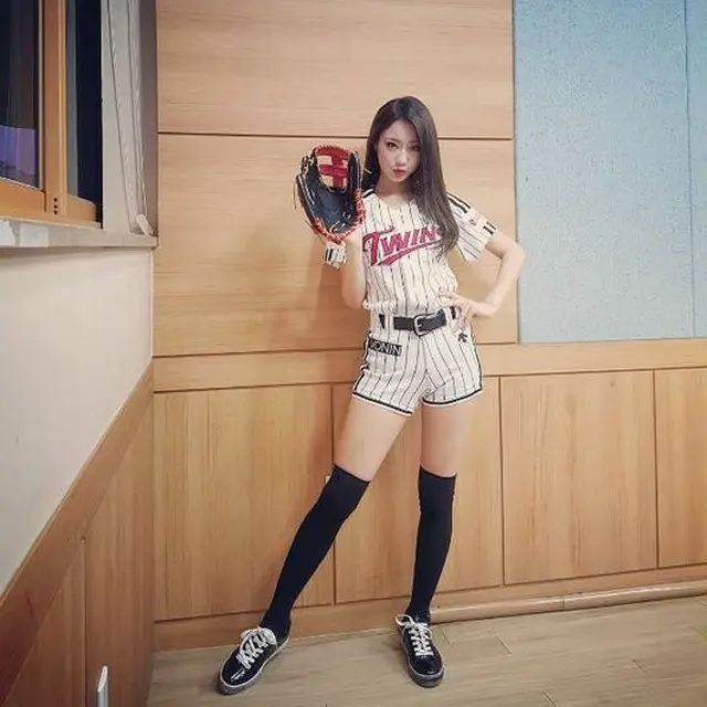 韓国ガールズグループ「ナインミュージス」のキョンリが始球式ファッションでの写真を公開した。（提供:OSEN）