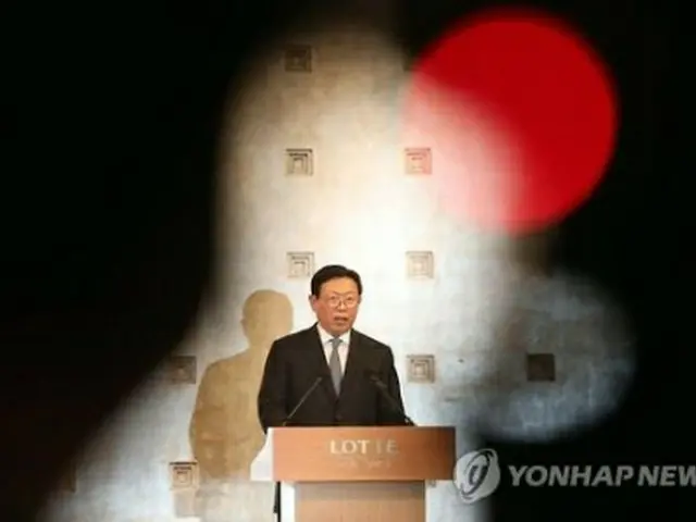 会見する辛東彬会長＝２５日、ソウル（聯合ニュース）