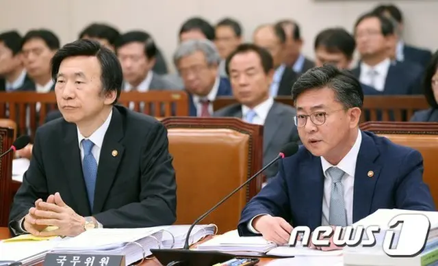 韓国の朴大統領の親友で、“陰の実力者”とも呼ばれる崔順実氏が、開城工業団地の全面中断議論に介入したのではないかという主張に関して、統一部のホン長官はNSCを通じて決定したことだと答えた。（提供:news1）