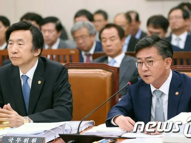 韓国の朴大統領の親友で、“陰の実力者”とも呼ばれる崔順実氏が、開城工業団地の全面中断議論に介入したのではないかという主張に関して、統一部のホン長官はNSCを通じて決定したことだと答えた。（提供:news1）