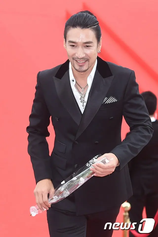 俳優シン・ソンウ、15歳年下一般女性と結婚を発表