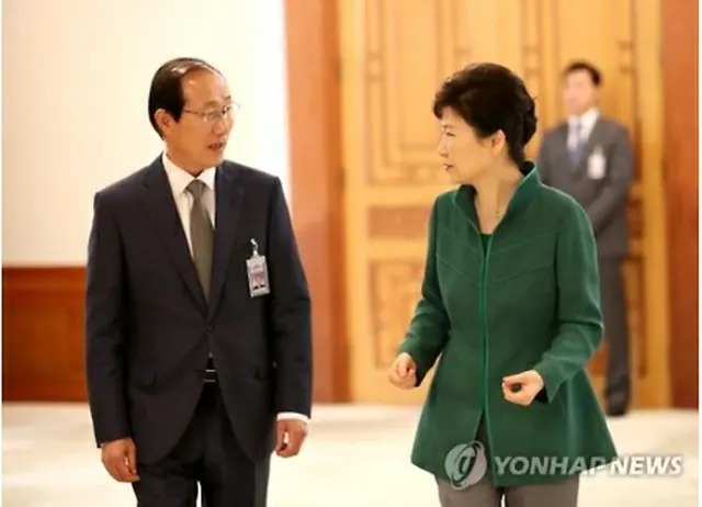 朴大統領（右）と李大統領秘書室長（資料写真）＝（聯合ニュース）