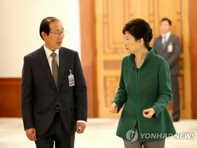 朴大統領（右）と李大統領秘書室長（資料写真）＝（聯合ニュース）