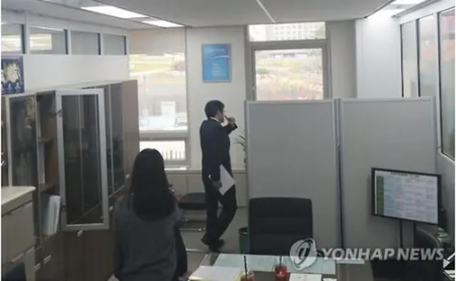 文化体育観光部幹部のオフィスを家宅捜索する検察＝２７日、世宗（聯合ニュース）