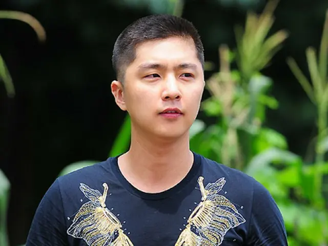 複合性局所疼痛症候群で闘病中の韓国俳優シン・ドンウク（34）が作家として帰って来る。