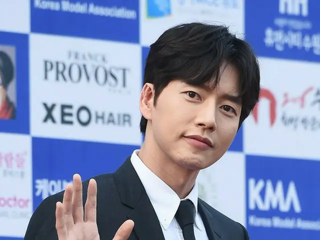 韓国俳優パク・ヘジン側が、朴大統領の親友で国政に介入するなどしたとされる疑惑の渦中にある崔順実氏の側近とされるコ・ヨンテ氏に関するデマを全面否認した。（提供:news1）