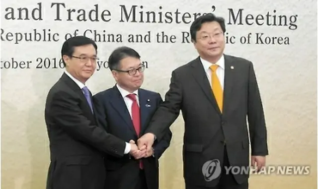 握手を交わす（左から）中国の高虎城商務相、日本の世耕弘成経済産業相、韓国の周亨煥産業通商資源部長官（同部提供）＝２９日、東京（聯合ニュース）