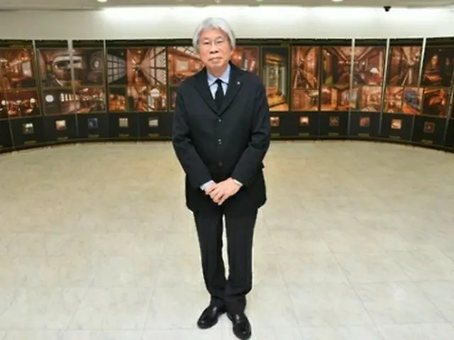 日本大使館公報文化院で開かれている展示会でインタビューに応じた水戸岡氏（同院提供）＝（聯合ニュース）